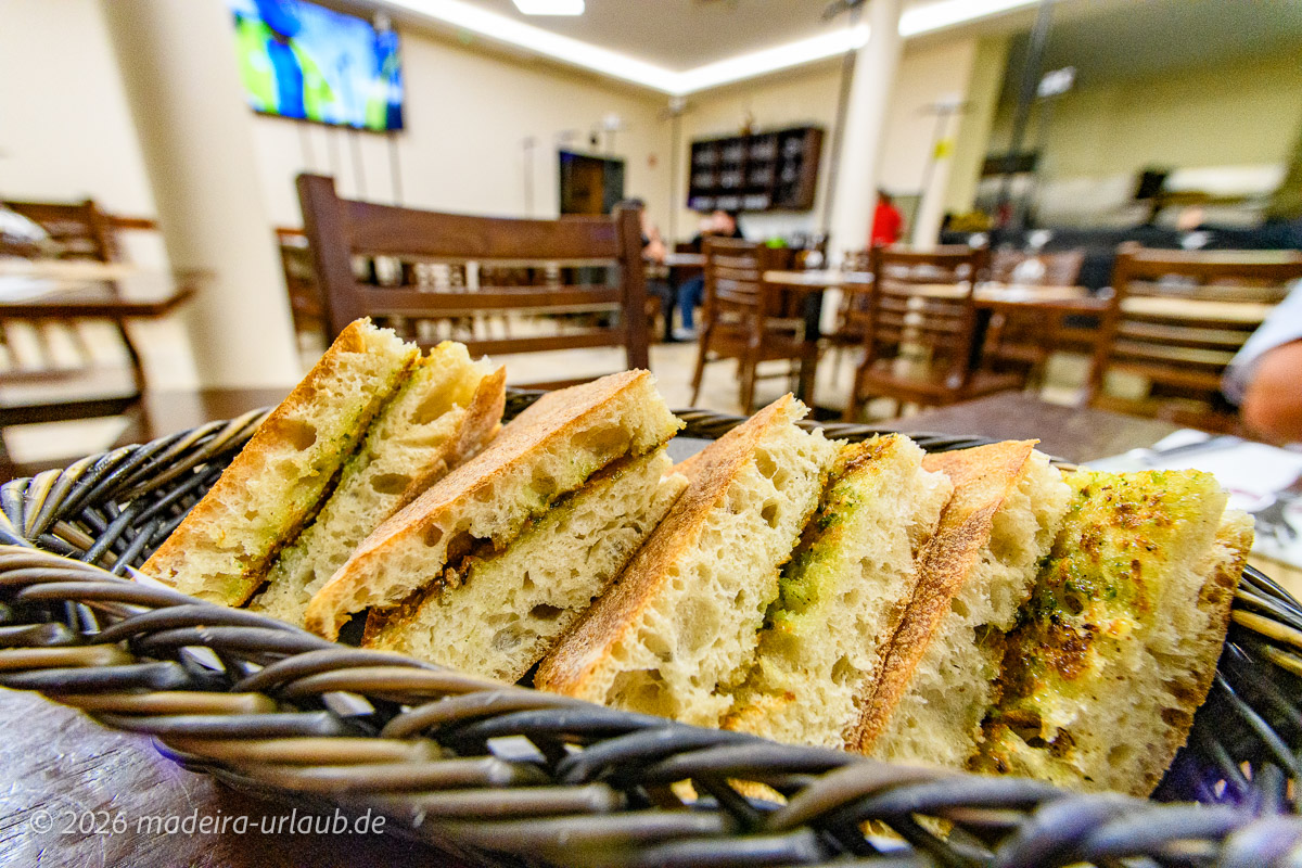Espetada servier mit Bolo de Caco