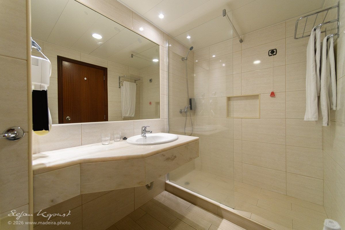 Badezimmer mit Dusche im Cais da Oliveira